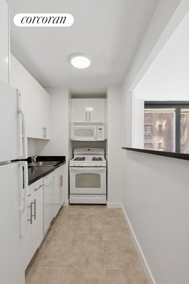 Building Photo - 150 E 57th St