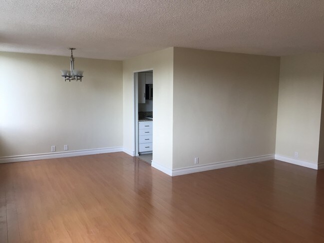 Building Photo - 468 S Roxbury Dr