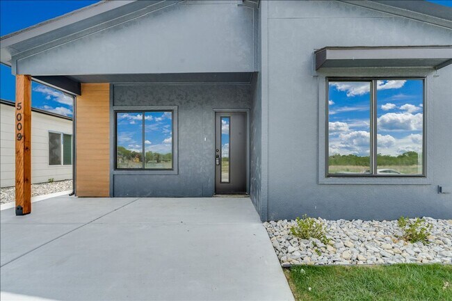 Foto del edificio - Beautiful Five Bedroom, Two Bathroom Falcon Falls