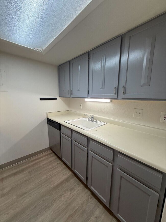 Foto del edificio - Nice 1 Bedroom 1 Bathroom Condo in Golden with Pool!! Available NOW!!