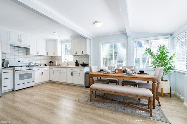 Foto del edificio - 4 br, 4 bath House - 715 Devirian Pl