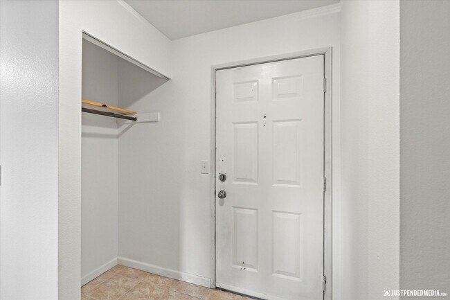 Building Photo - 2 Bed/ 2 Bath / Garage - Anchorage Condo!