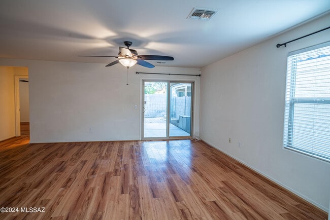 Building Photo - 2011 W Mountain Pointe Dr