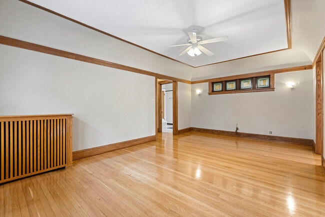 Building Photo - 6645 N Greenview Ave