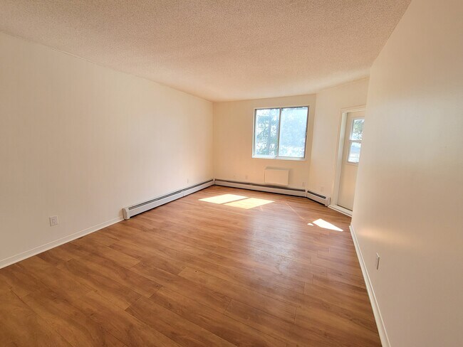 Photo du bâtiment - 828 Sutton Mills