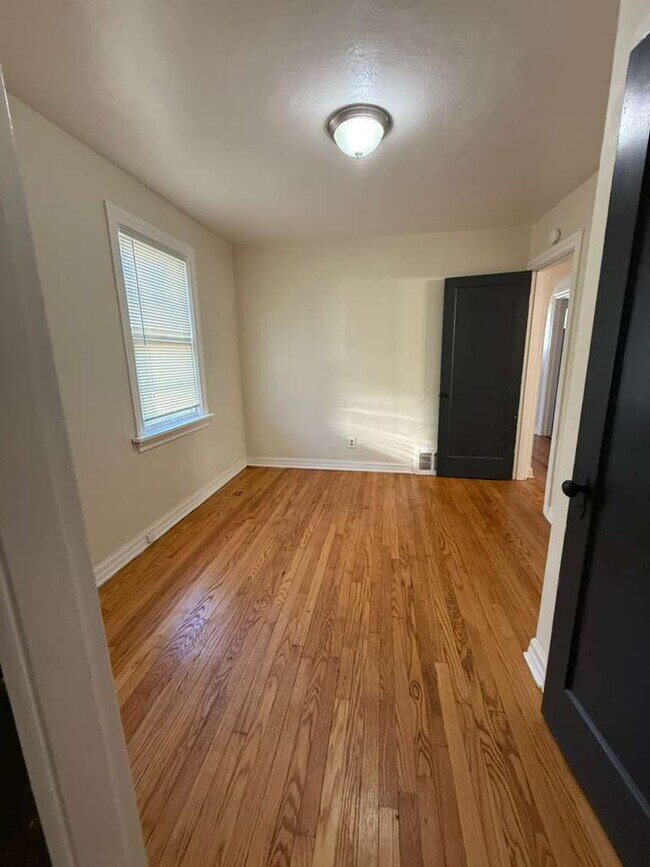 Foto del edificio - "Charming 3-Bedroom, 1 bath Riverview Retreat with Hardwood Floors & Unfinished basement!"  Ready...