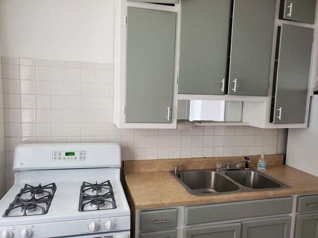 COCINA - 816 N Chapel Gate Ln