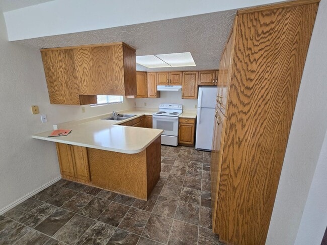 Building Photo - 2 bed 2 bath Duplex!
