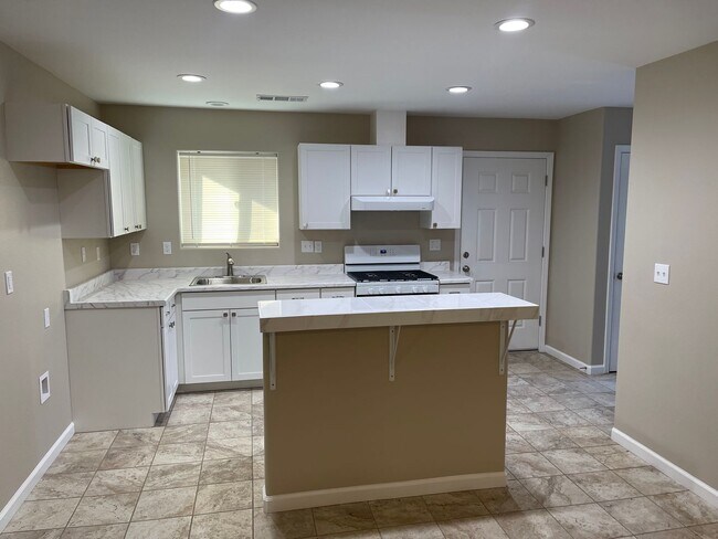 Foto del edificio - 354 1/2 S. G ST- 3 BEDROOM 1 BATH- EXETER