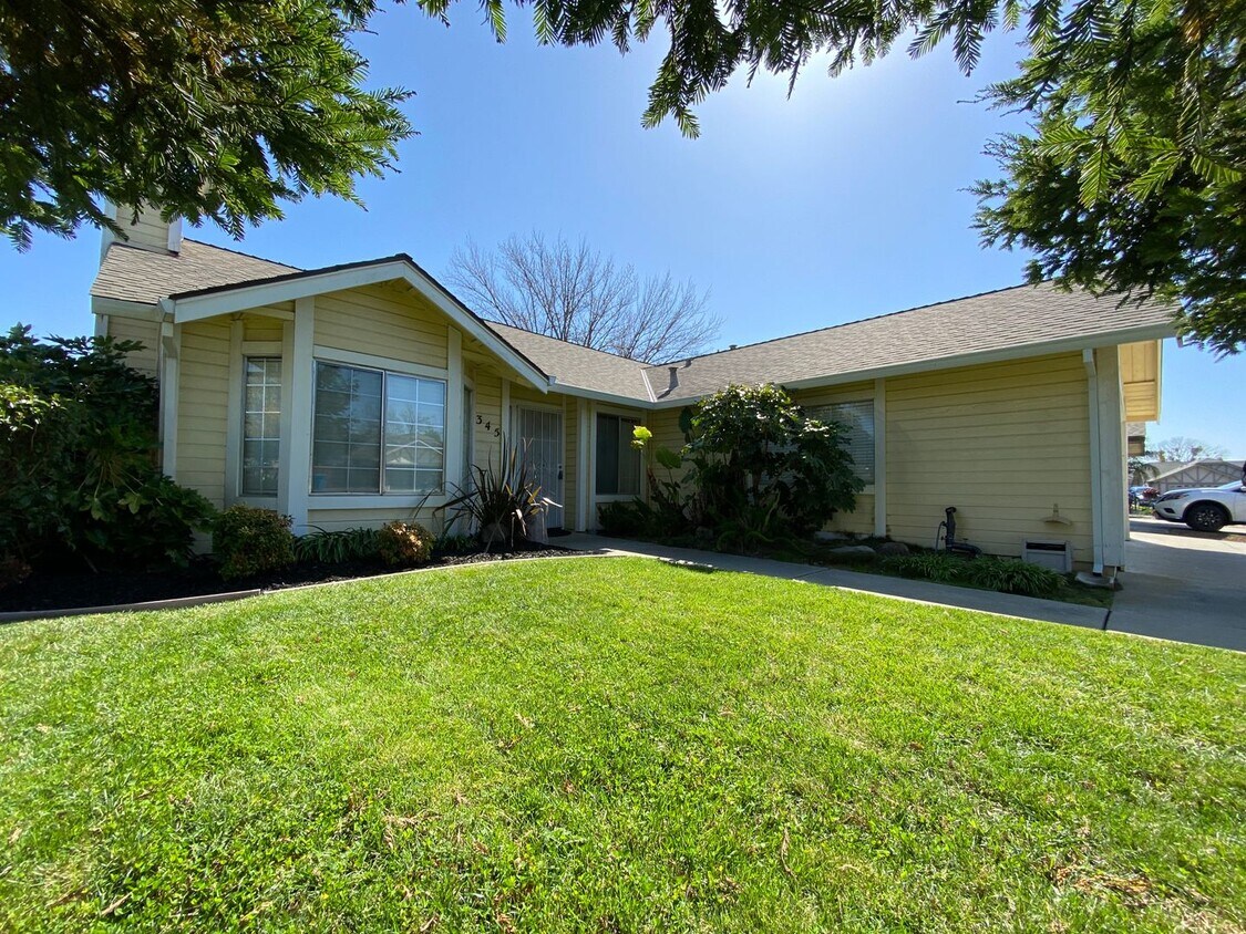 Foto principal - 3 Bedroom / 2 Bath Great Corner Lot in Tra...