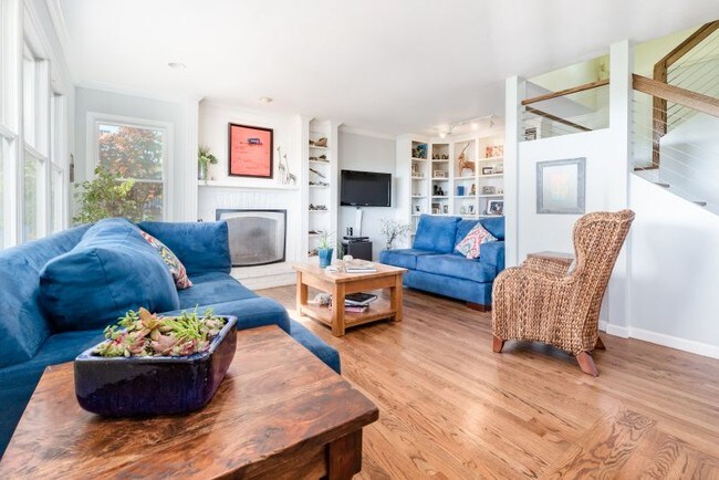 Building Photo - 710 Escalona Dr