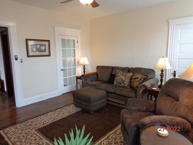 Beautifully furnished - 3003 Junietta Ave