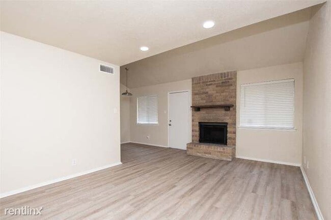 Building Photo - 2 br, 1.5 bath Duplex - 2414 Patrick Henry...