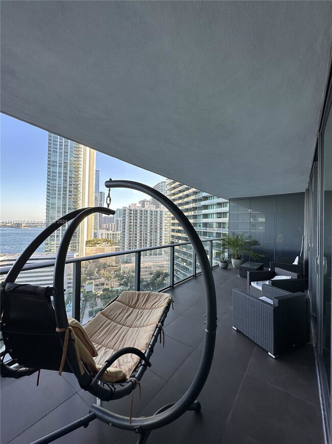 Foto del edificio - 650 NE 32nd St