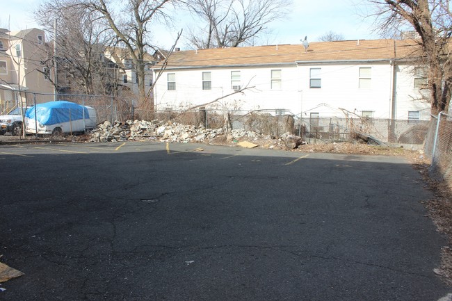 Building Photo - 207 N Walnut St