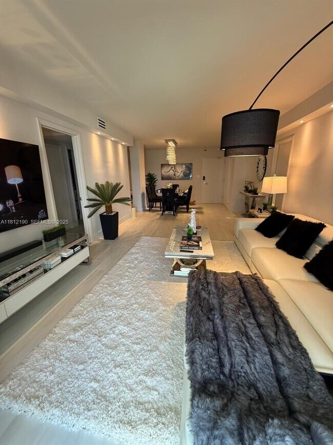 Foto del edificio - 5151 Collins Ave