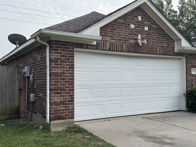Building Photo - 21111 Woodland Green Dr