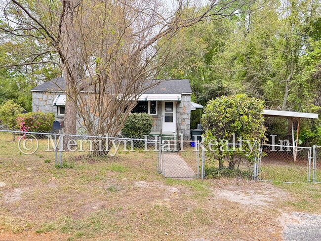Foto del edificio - Freshly Updated 2BR Bungalow | New LVP Floors | Fenced Yard | Quiet Street