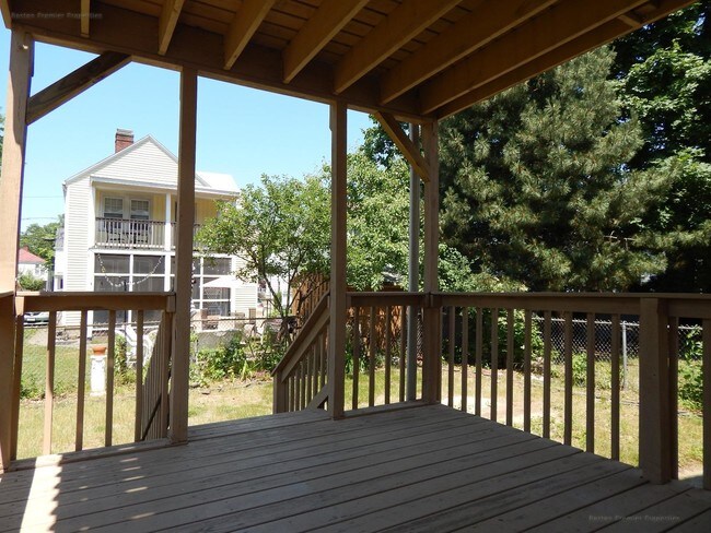 Foto del edificio - 44 Whiton Ave