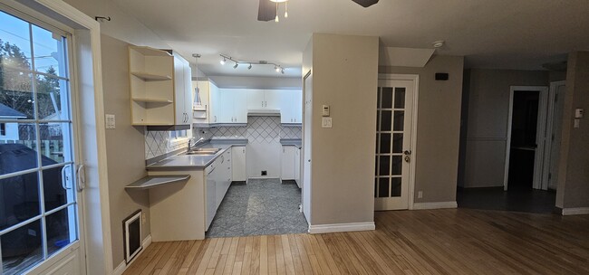 Building Photo - 585 Rue Primeau