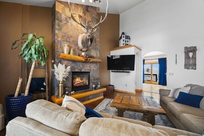 Building Photo - Spacious 6-bedroom, 4.5-bathroom home is i...