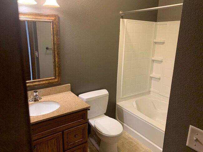 Building Photo - Cozy 2 Bedroom Condo