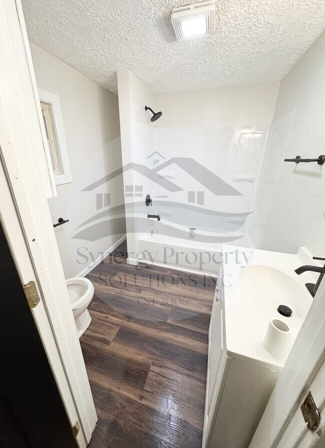 Building Photo - Crestline Home Available Now