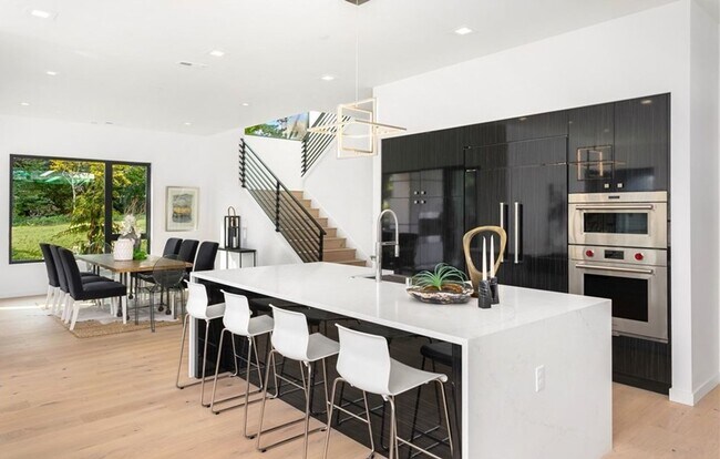 Building Photo - 5 Bed, 5 Bath Stunning NorKirk Singe-famil...