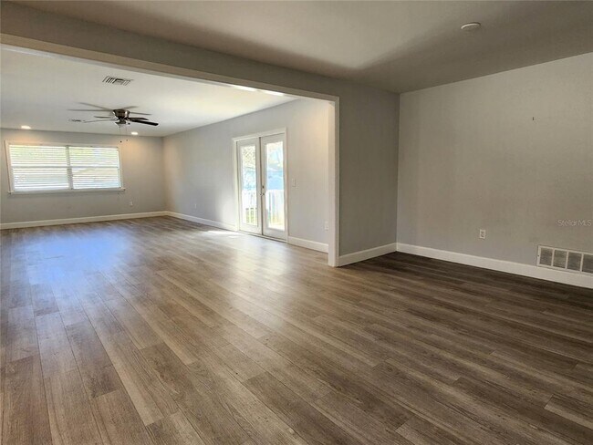 Building Photo - 2617 Pine Tree Dr