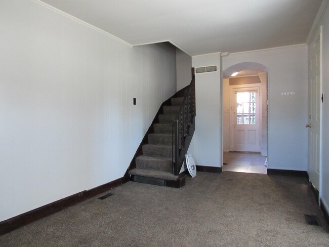 Building Photo - 321 W Elm St