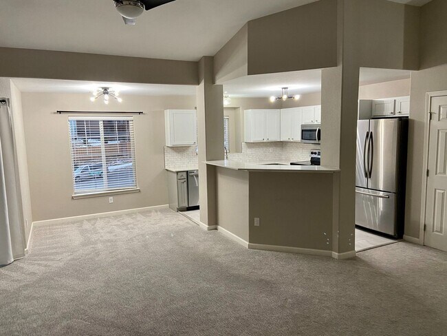 Foto del edificio - Great Upper Level Condo Near Powers Corrid...