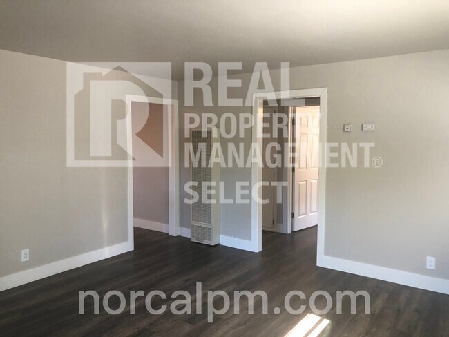 Building Photo - Beautiful fully updated 2 bed 1 bath duple...