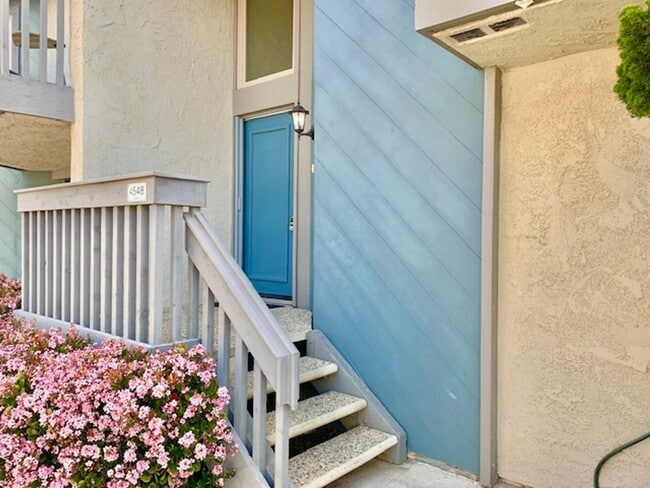 Building Photo - Oxnard | 1 Bed + 1.5 Bath + Loft Condo | L...