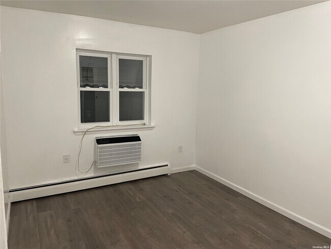 Building Photo - 207 Crystal St