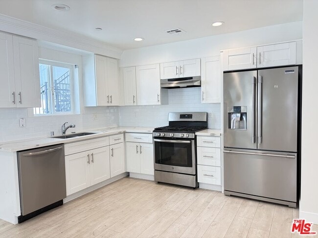 Building Photo - 734 S Leland St
