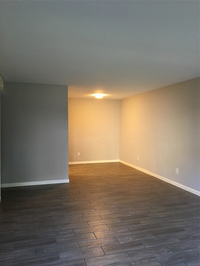 Building Photo - 5625 Antoine Dr