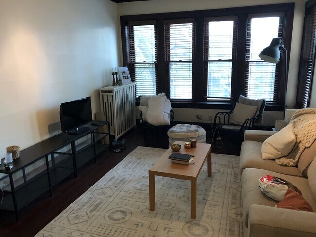 Living Room - 445 W St James Pl
