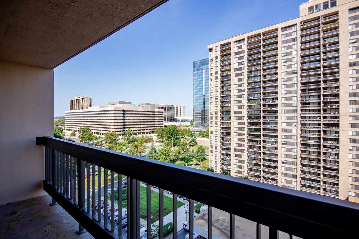 Hugh balcony /excellent view - 3701 S George Mason Dr