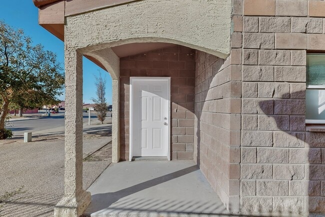 Building Photo - 3 bedroom 2 bath home in East El Paso!