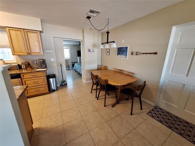 Building Photo - 1541 Crest Dr