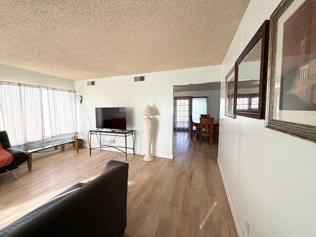 Foto del edificio - Fully Furnished 4-Bedroom Home in Prime Central Las Vegas Location