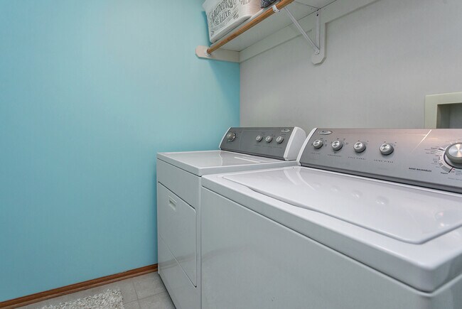 Laundry - 2096 Ridgeview Cir