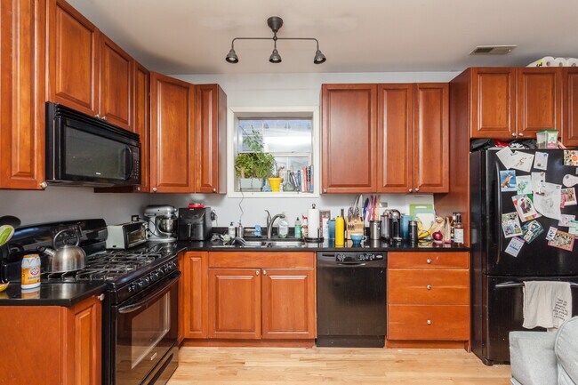 Foto del edificio - 1357 N Artesian Ave