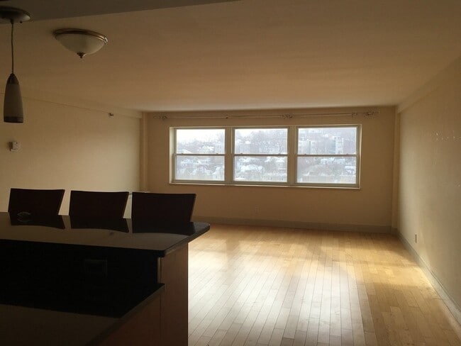 Building Photo - 1600 Beacon St