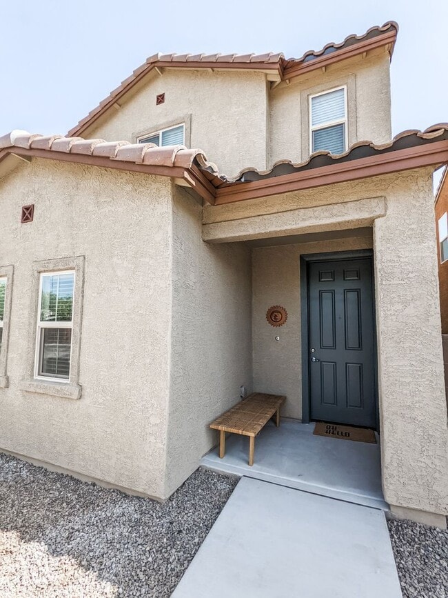 Building Photo - Gorgeous Fully Furnished - PRELEASE August 2026