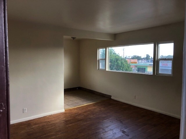 Building Photo - 1513 W Manchester Ave