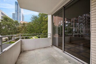 Building Photo - 2701 Westheimer Rd