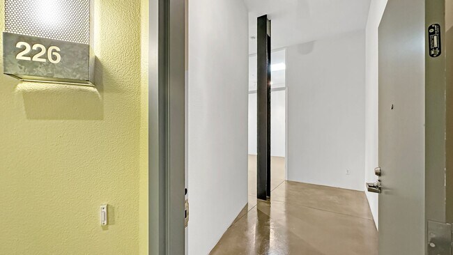 Foto del edificio - Authentic Loft Living in an Emeryville Landmark