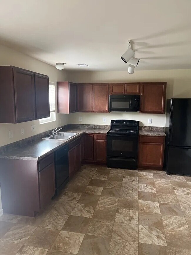 Building Photo - 4 Bedrooms 2.5 Bathrooms