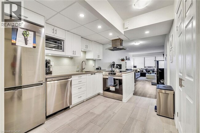 Building Photo - 100 Bronte Rd